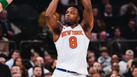 “麦克丹尼尔斯断球反击，兰德尔空中扣篮得分”